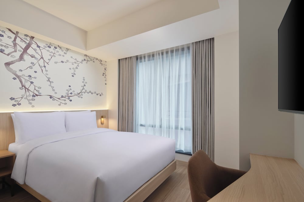 Deluxe Room, 1 King Bed, City View