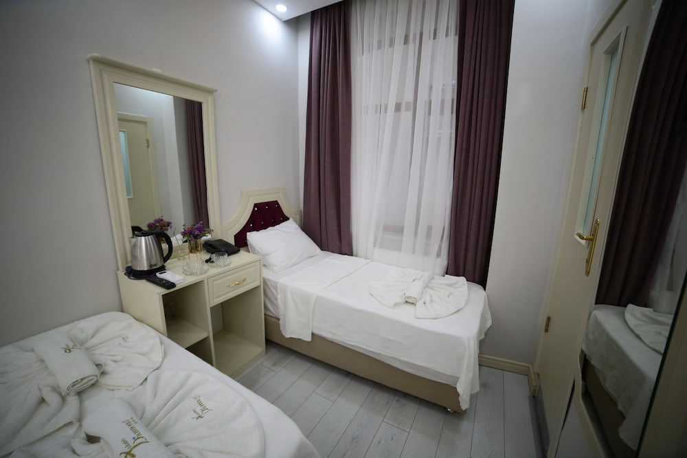 Economy Triple Room photo 3