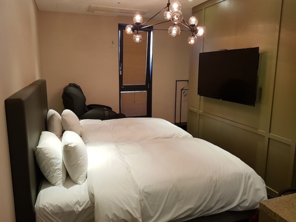 [Chicken/Beer PKG] Residence Family Room photo 2