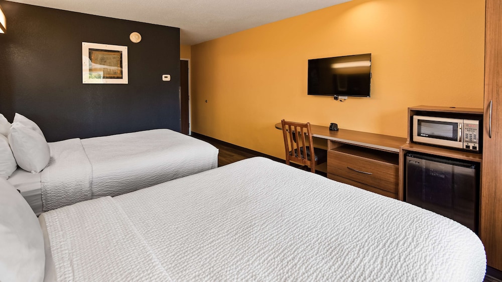 Standard Room, 2 Queen Beds, Non Smoking, Refrigerator & Microwave - Photo 3