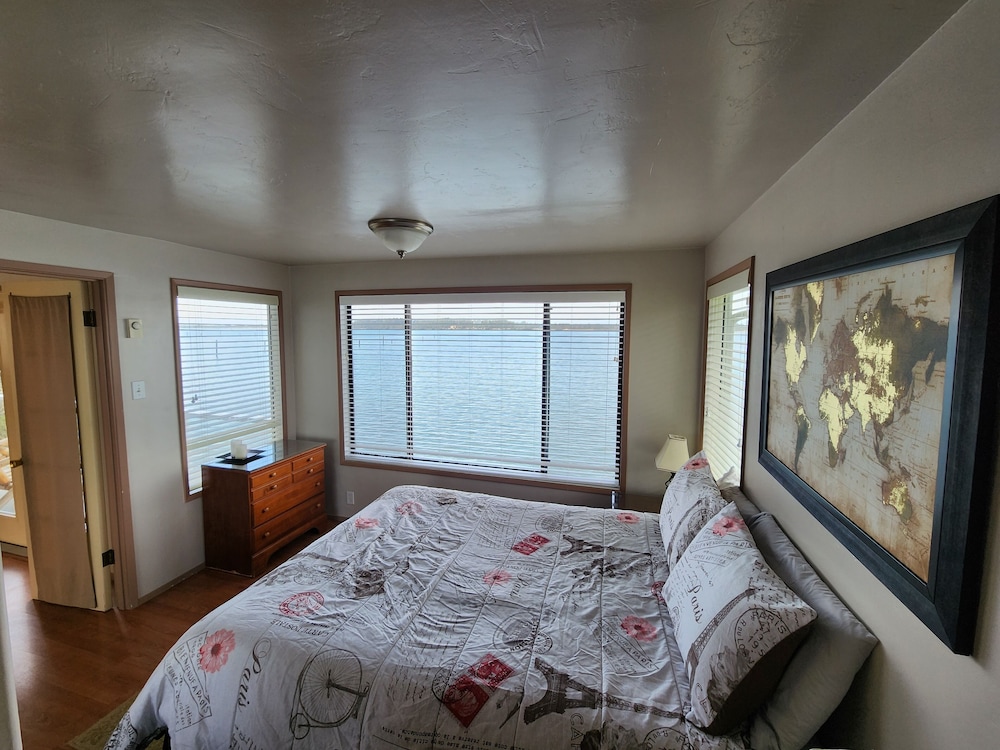 Waterfront Condo Upper (No Pets Allowed) photo 2