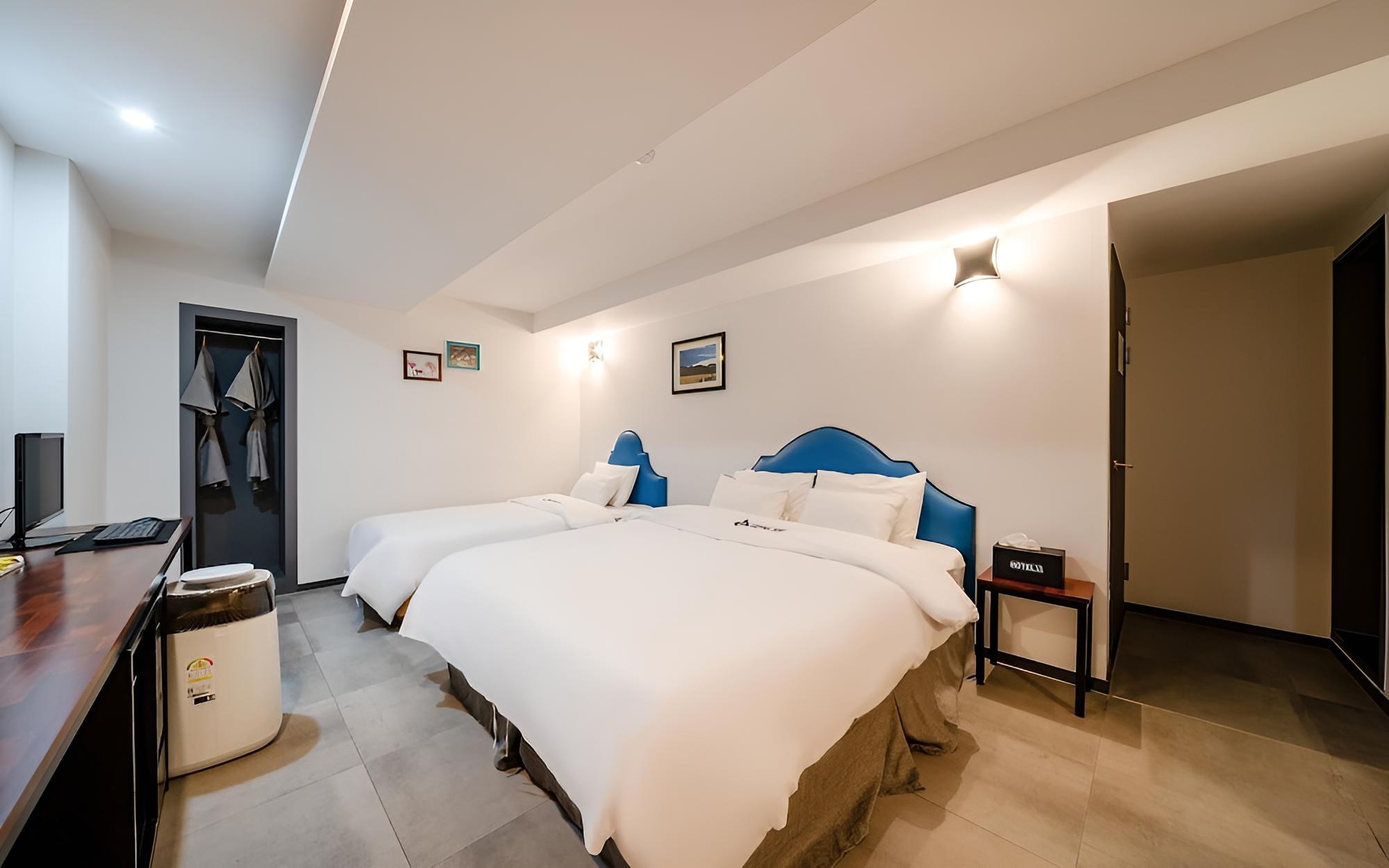 Room (Twin two beds (2 beds bathtub Netflix) photo 3