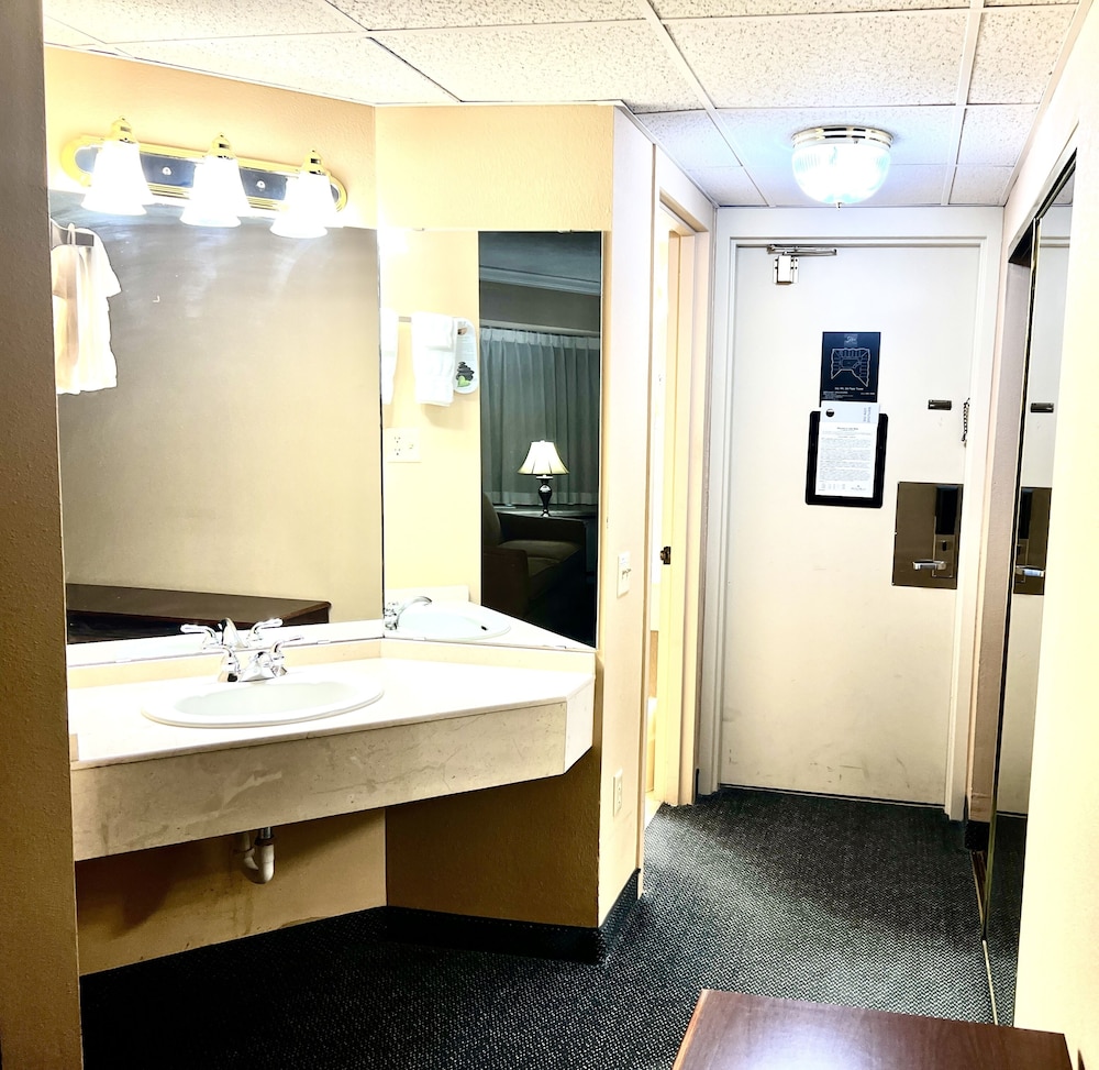Standard Room, 2 Queen Beds, Mobility Accessible - Photo 4