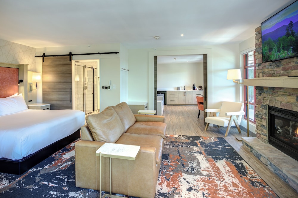 Signature Suite, 1 King Bed with Sofa bed, Balcony, City View