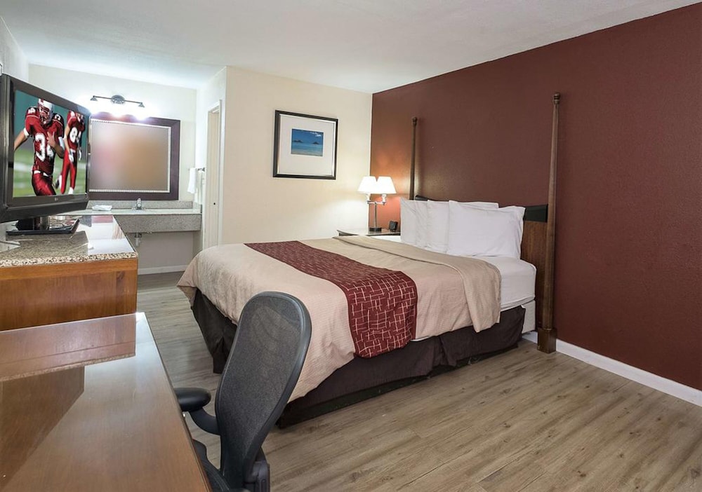 Standard Room, 1 King Bed, Non Smoking photo 3