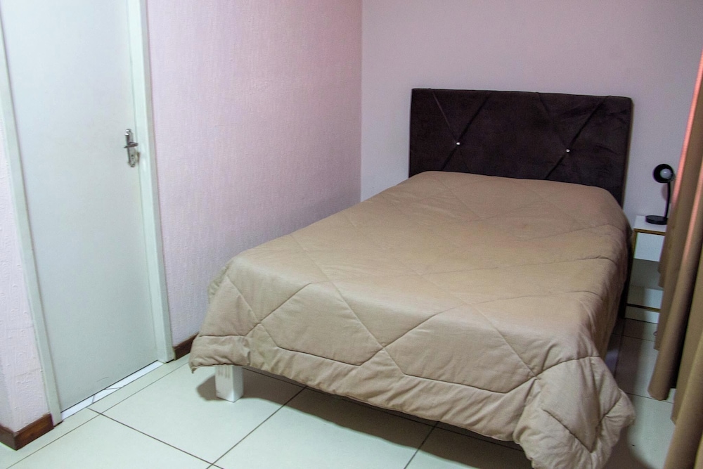 Economy Twin Room photo 2
