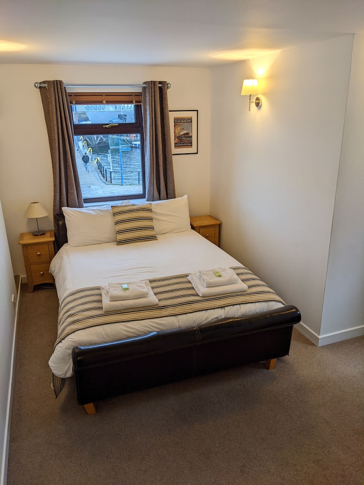 Basic Single Room (Ferry Inn)