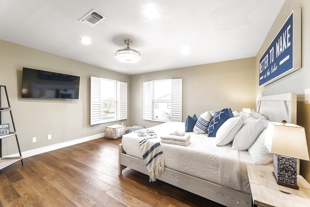 House, Multiple Beds, Hot Tub (307 Lucy Lane) photo 2