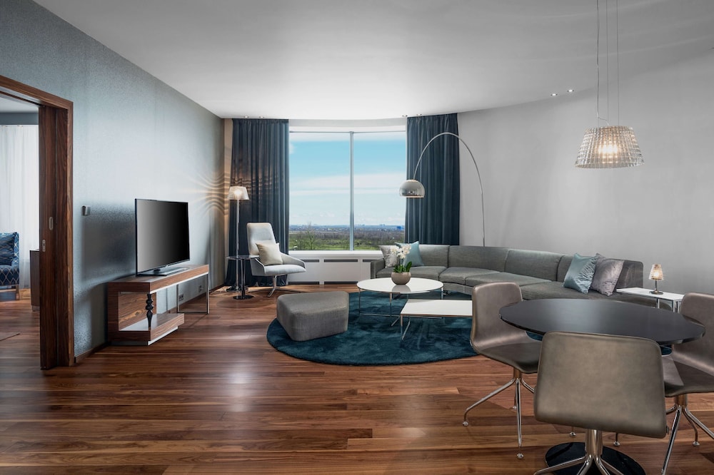 Suite, 1 King Bed, Corner (Lounge Access)