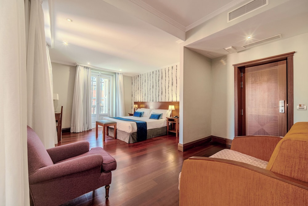 Superior Double or Twin Room, City View photo 2