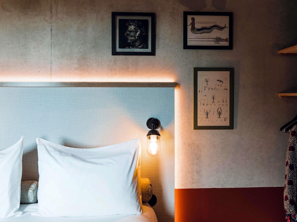 Standard Room (1 Double Bed and 2 Single Beds) - Photo 3