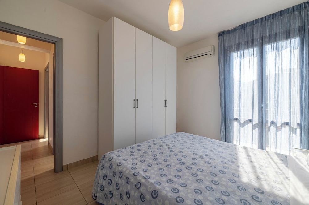 House, Sea View, First Floor