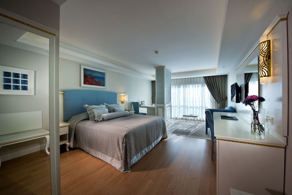 Deluxe Room, Partial Sea View