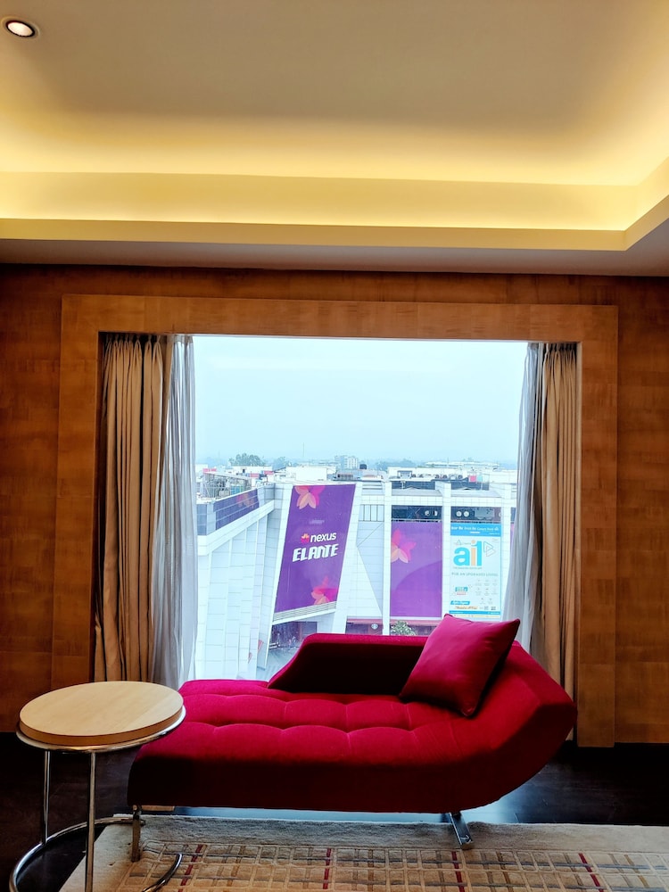 Regency Executive Suite with Lounge Access & One way Airport Transfer