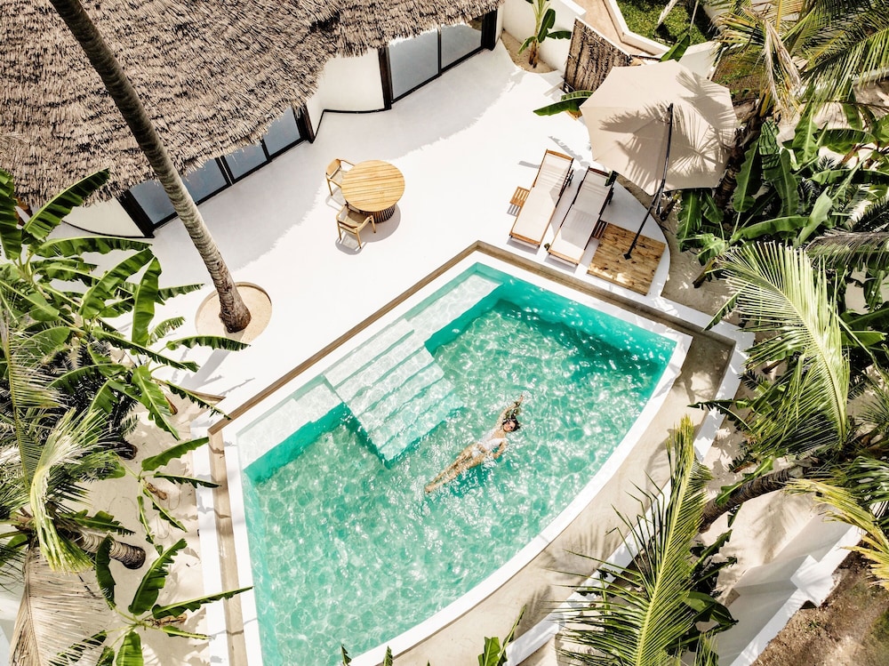 Executive Suite, Private Pool
