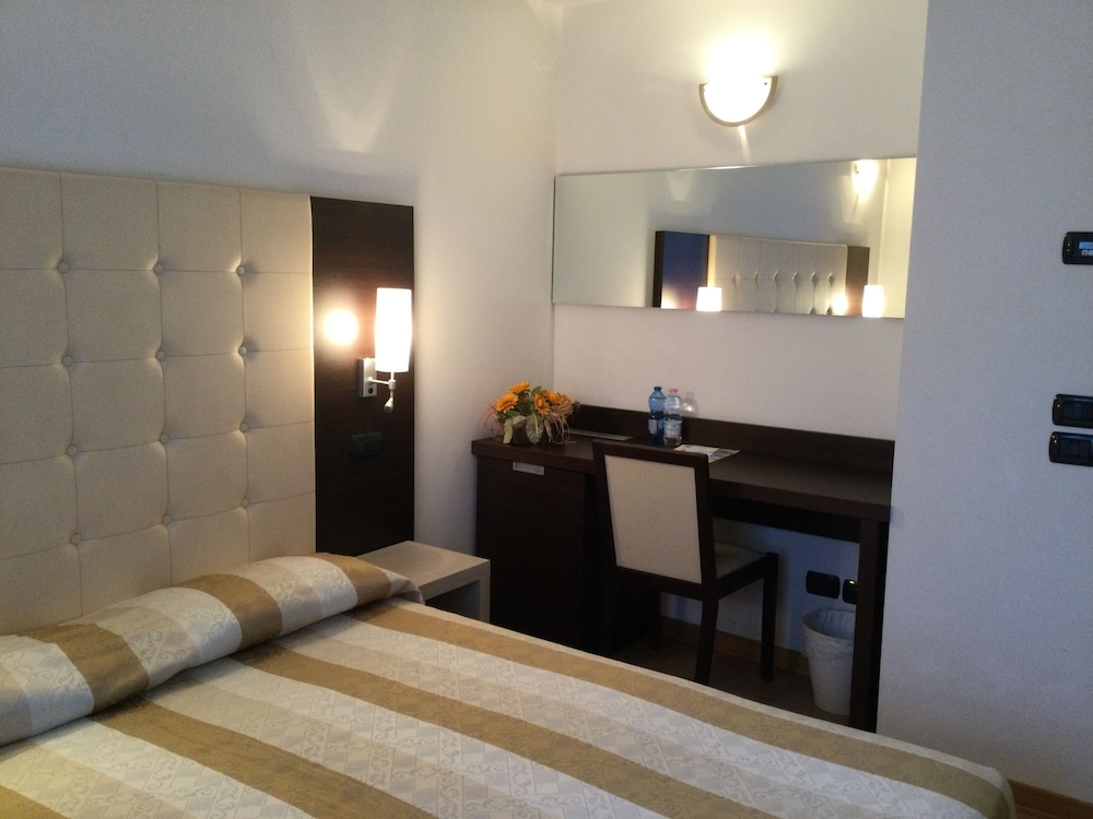 Double or Twin Room (Living) - Photo 8