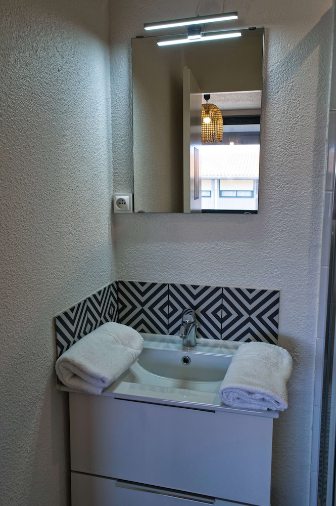 Standard Room, 3 Twin Beds - Photo 22