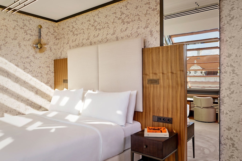 Deluxe Room, 1 King Bed photo 1