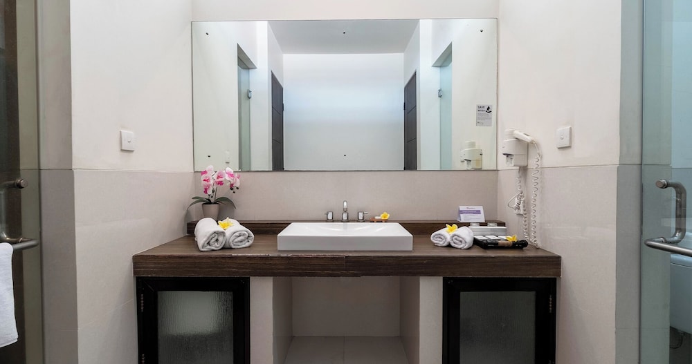 One Bedroom Suite with Pool Access - Photo 7