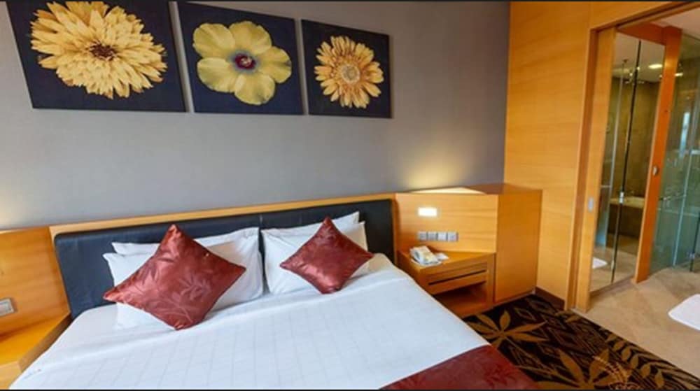 Deluxe Room, 1 King Bed, City View