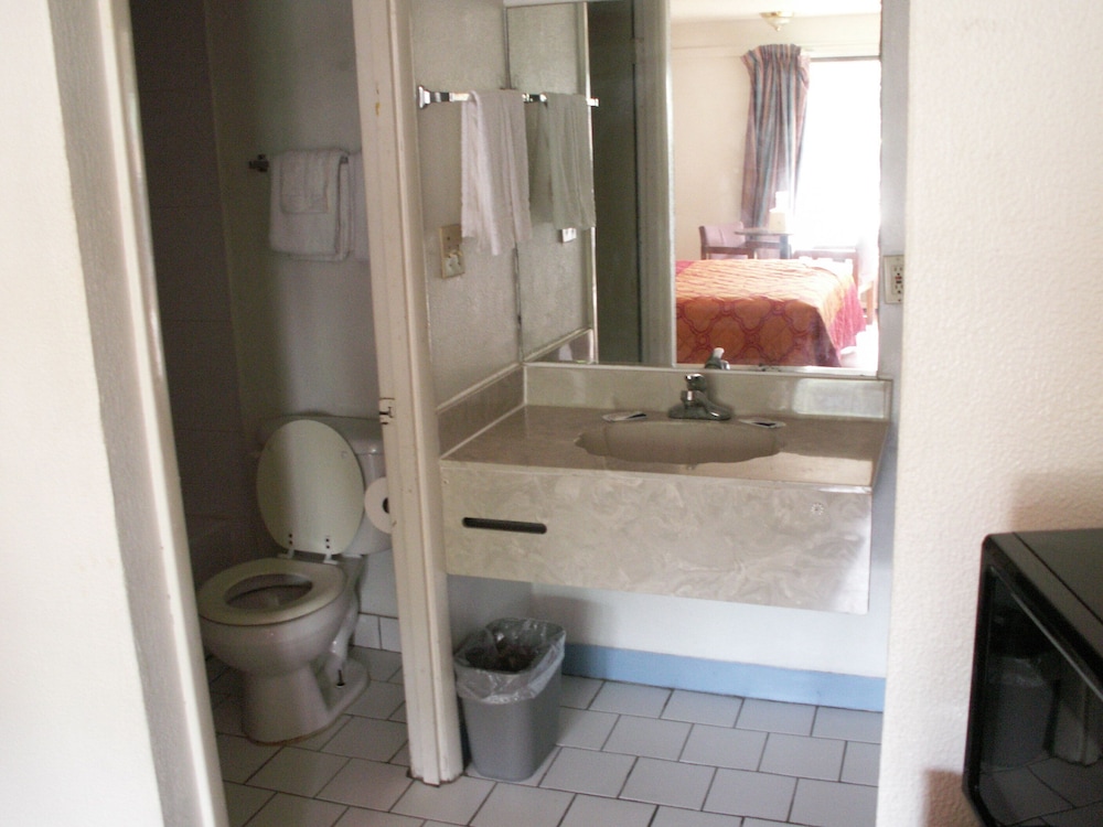 Standard Room, 1 King Bed, Non Smoking photo 2
