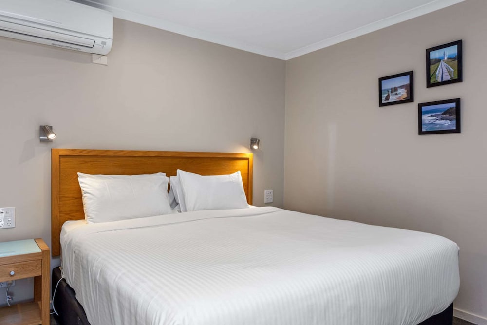 Standard Room, Multiple Beds, Non Smoking, Ground Floor (Walk-In Shower) - Photo 5