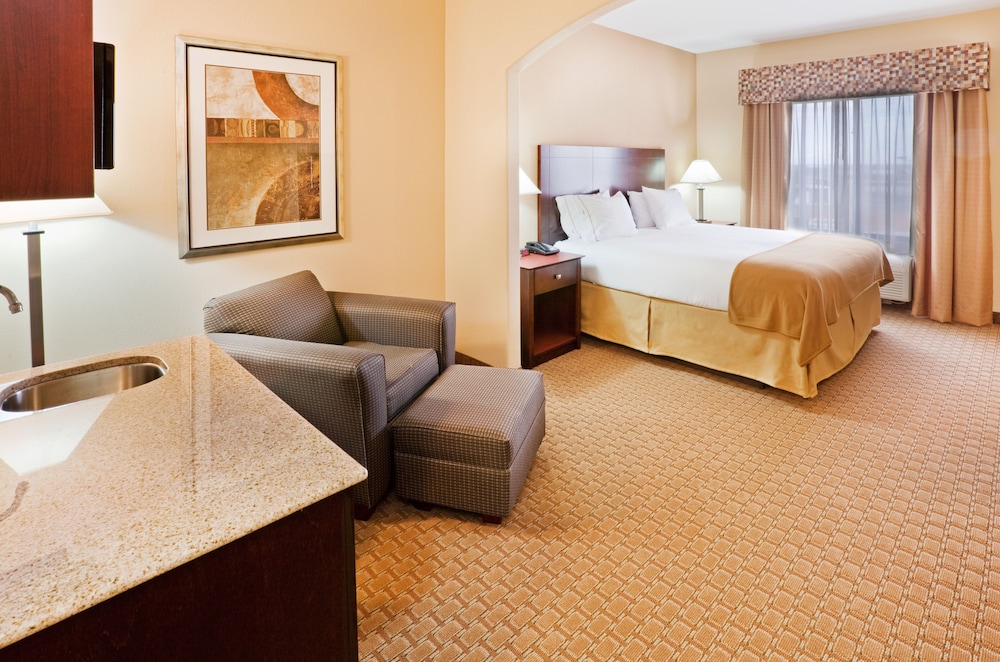 Suite, 1 King Bed - Photo 4