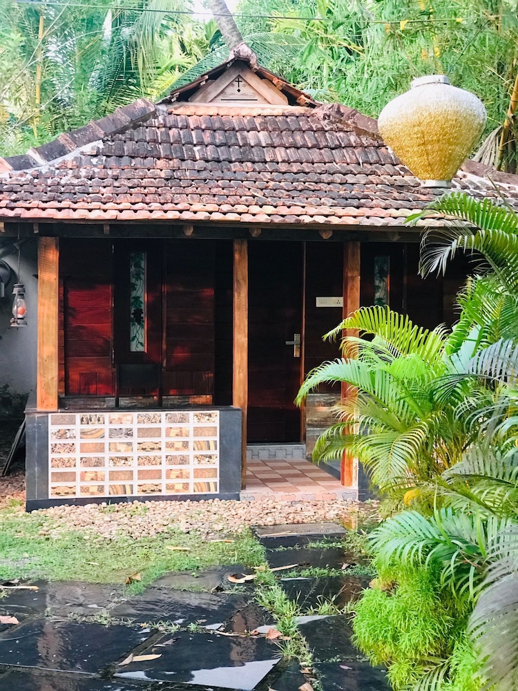 Standard Double Room, Patio, Lake View