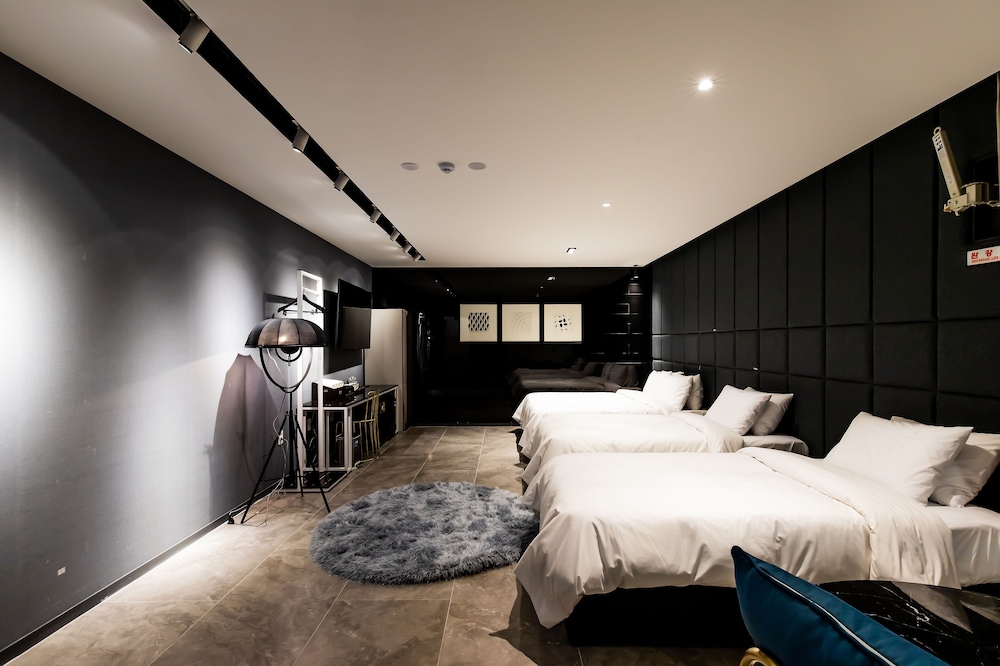 Family Studio Suite - Comp Airport Shuttle upon request