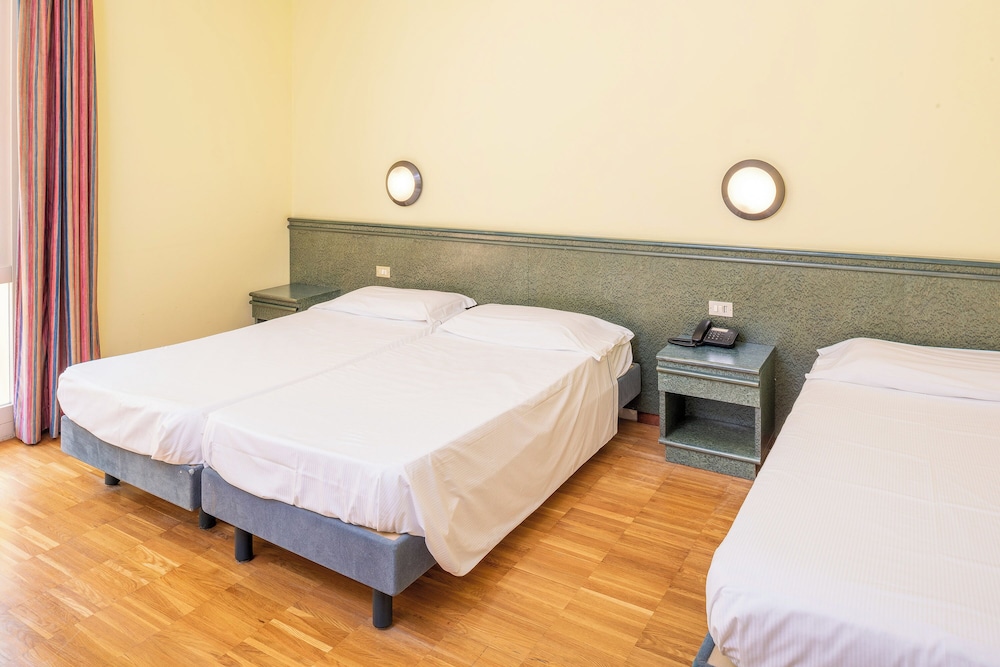 Standard Quadruple Room (4 pax) - Photo 12