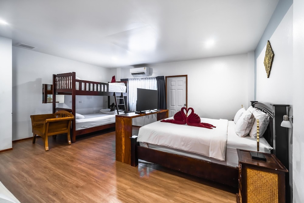 Quadruple Room - Photo 1