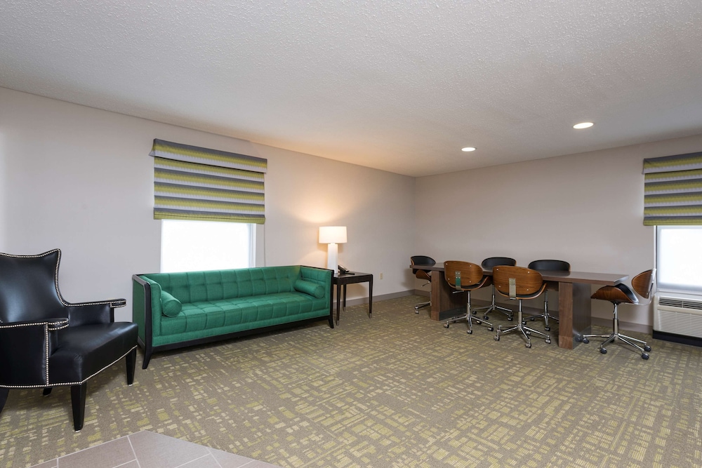 Suite, 1 King Bed - Photo 1