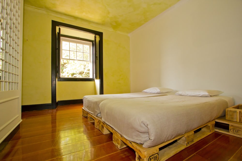 Chambre avec lits jumeaux, salle de bains commune