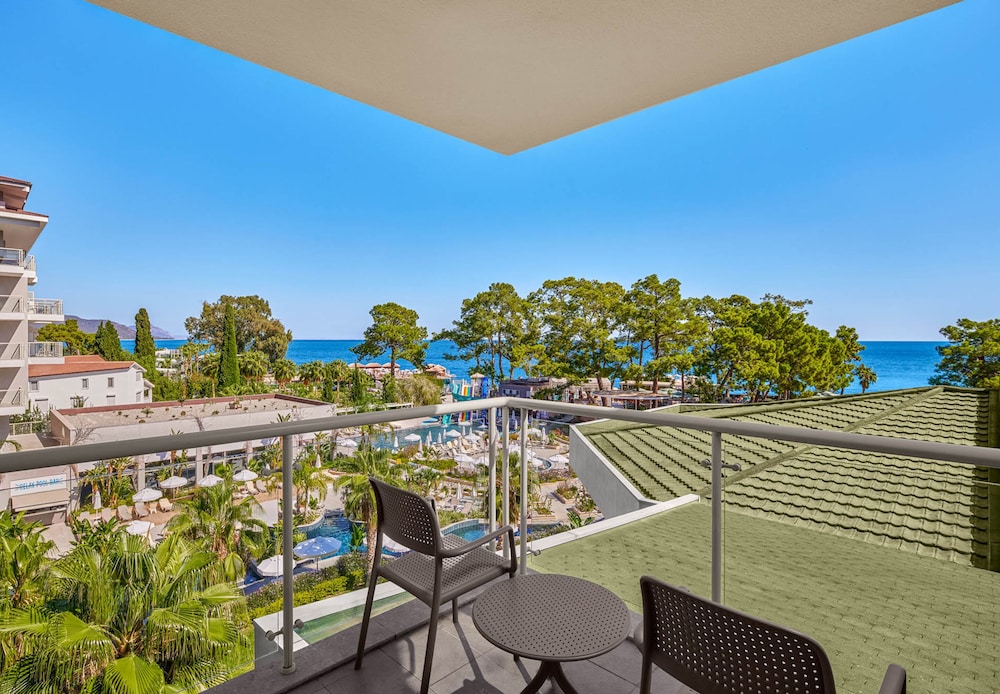 Deluxe Suite, Jetted Tub, Sea View thumbnail 5