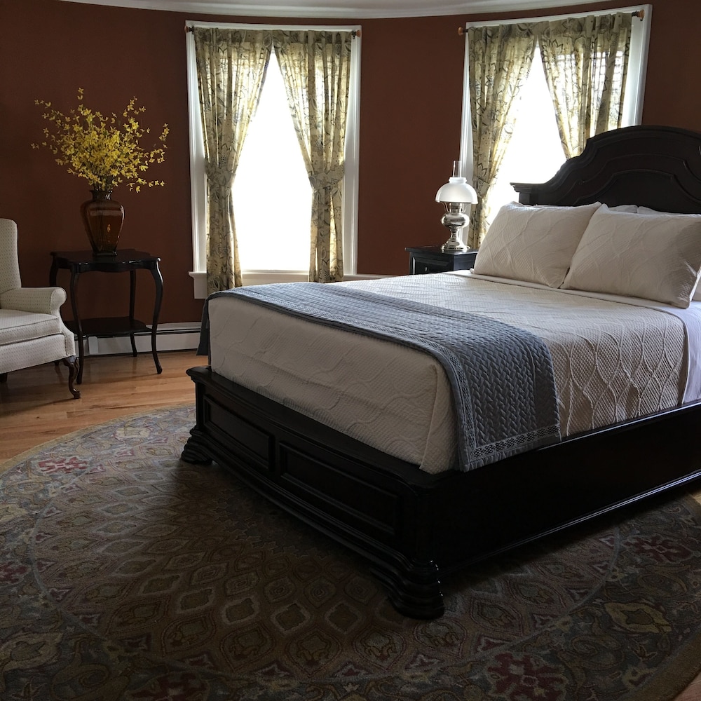 Elite Suite, 1 Queen Bed, Private Bathroom