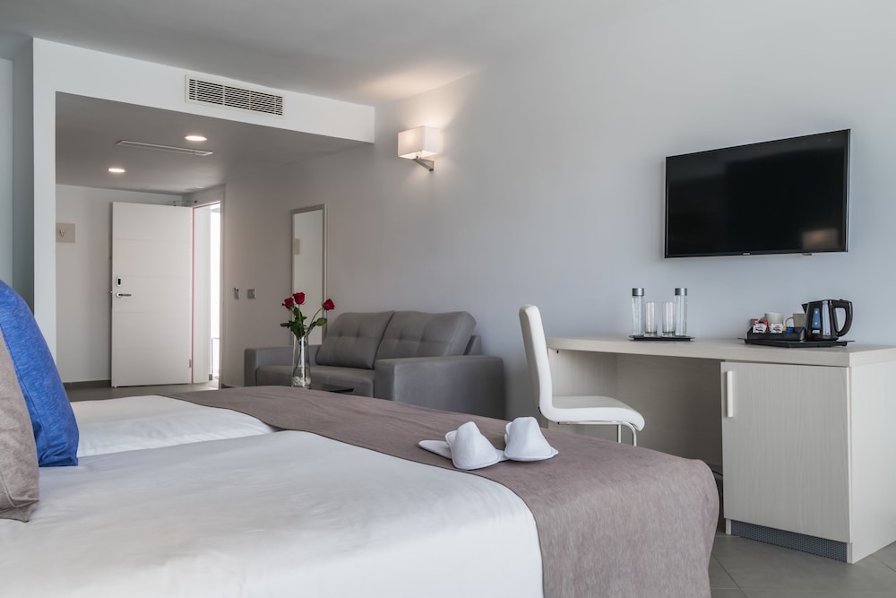 Deluxe Twin Room, Multiple Beds, Balcony, Partial Sea View photo 2
