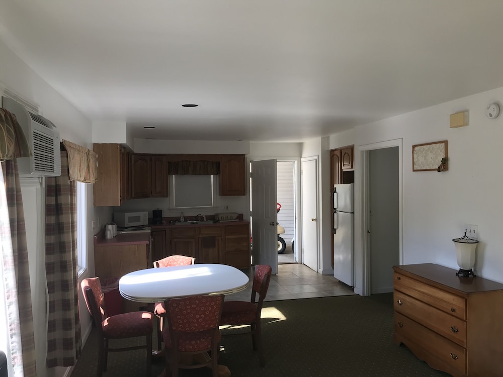 Two Bedroom Cottage - Photo 4