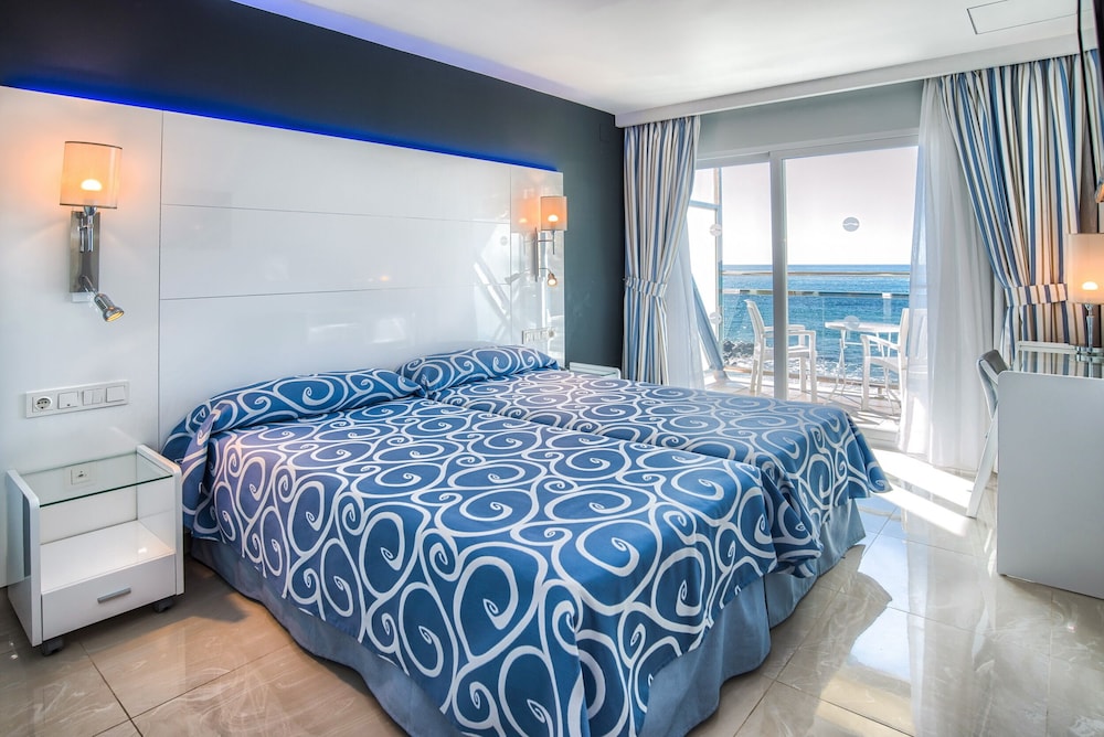 Double or Twin Room, Partial Sea View photo 3