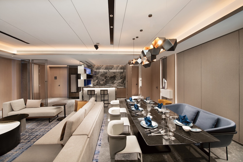 Suite, 1 Bedroom (Ambassador, Top Floor)