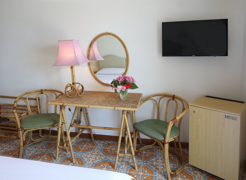 Double or Twin Room, Balcony, Sea View - Photo 4