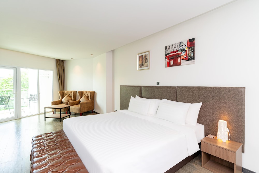 Junior Suite, 1 King Bed, Balcony, City View photo 1