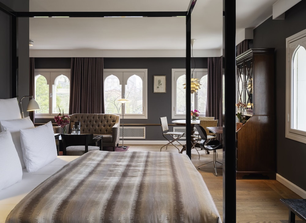 Premium Studio Suite, Corner