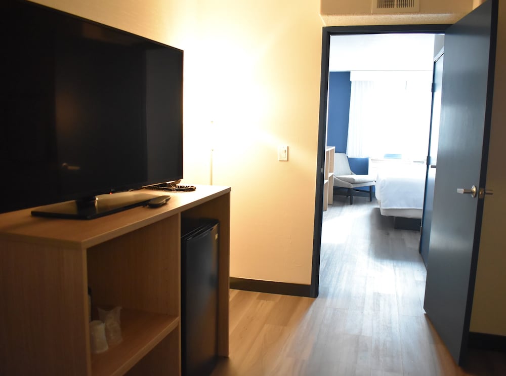 Room, 1 King Bed, Balcony (Mountain View) photo 3