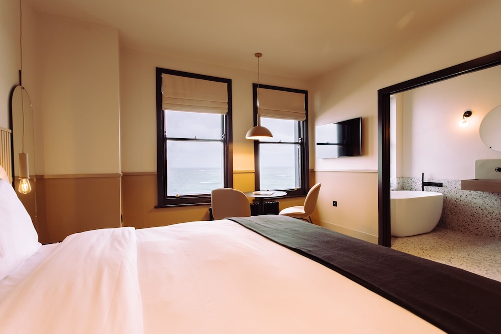Luxury Double Room, Bathtub, Sea View photo 3