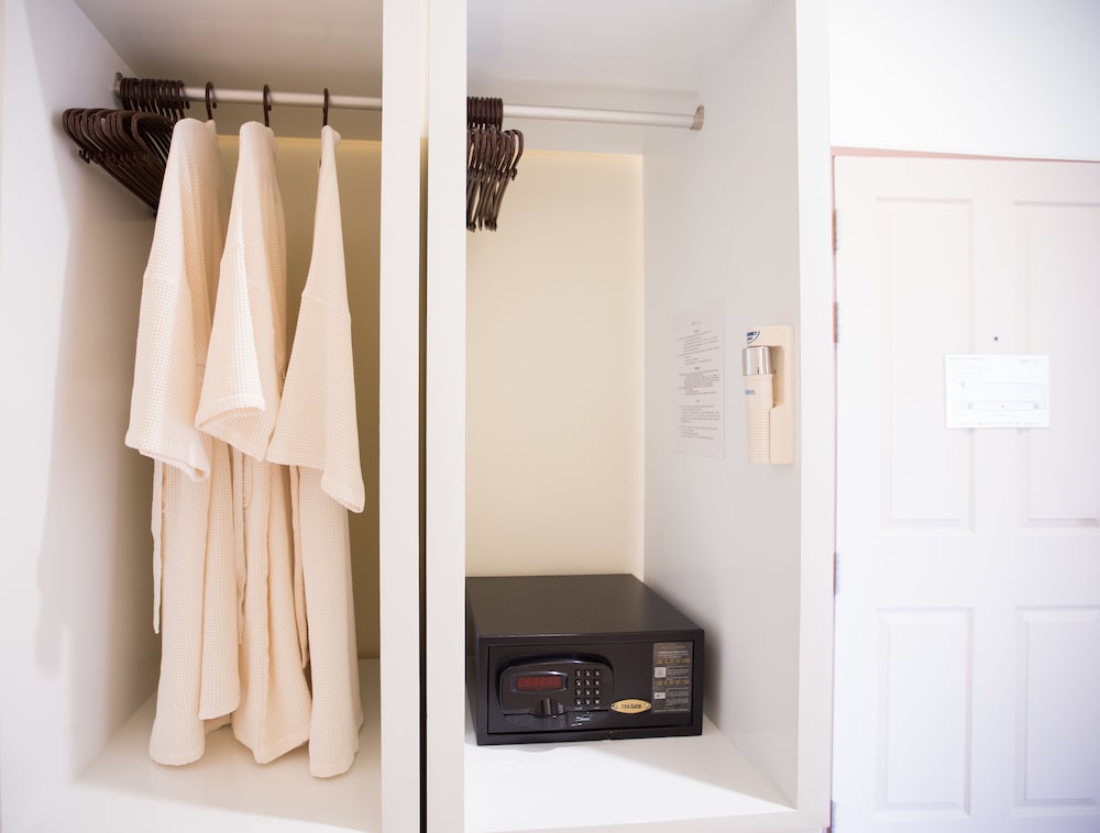 Deluxe Room - Photo 5