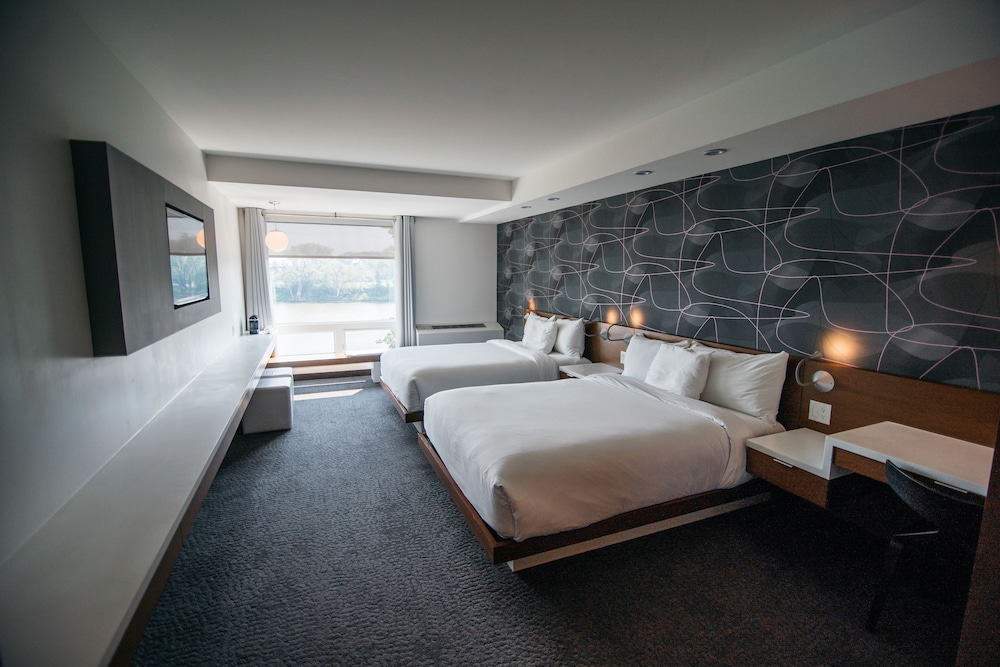 Room, 2 Queen Beds, River View (Upper Floor) thumbnail 6