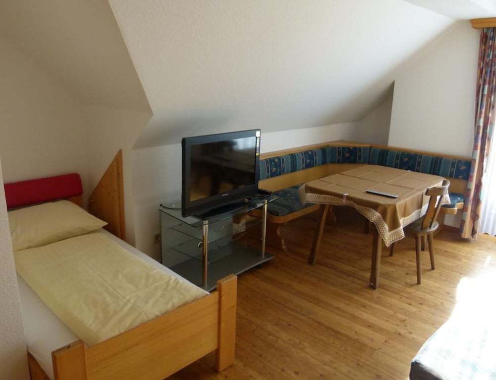 Basic Apartment, Multiple Beds, Balcony photo 2