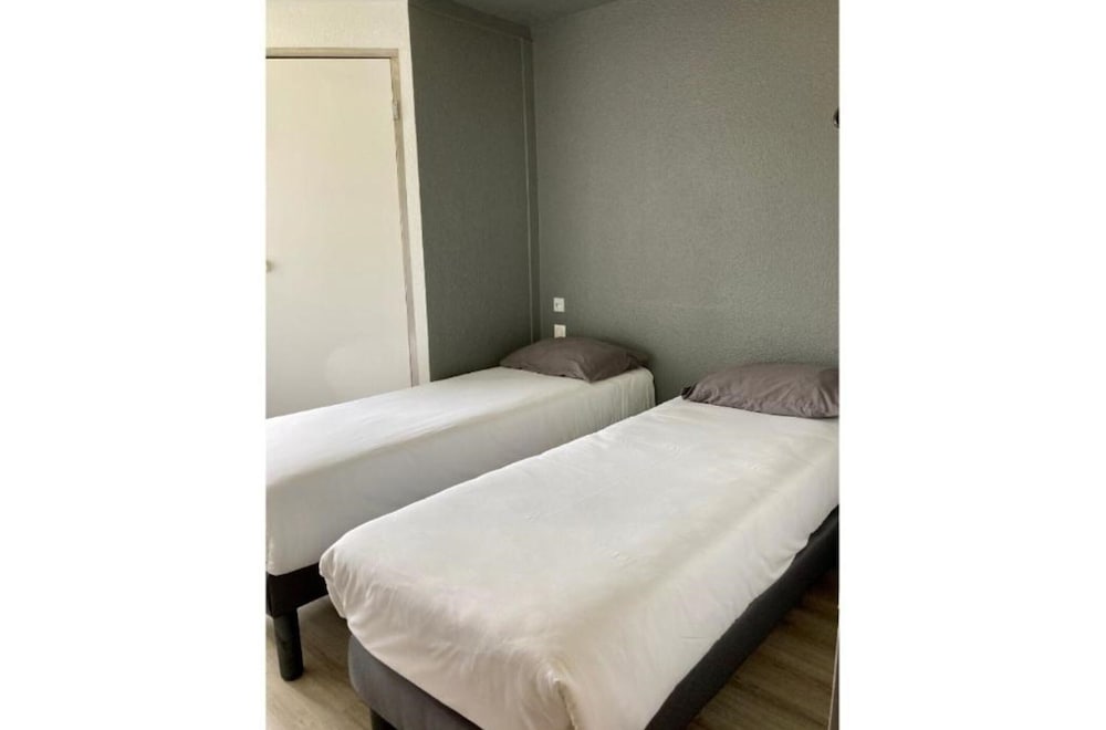 Standard Room, 2 Twin Beds - Photo 3