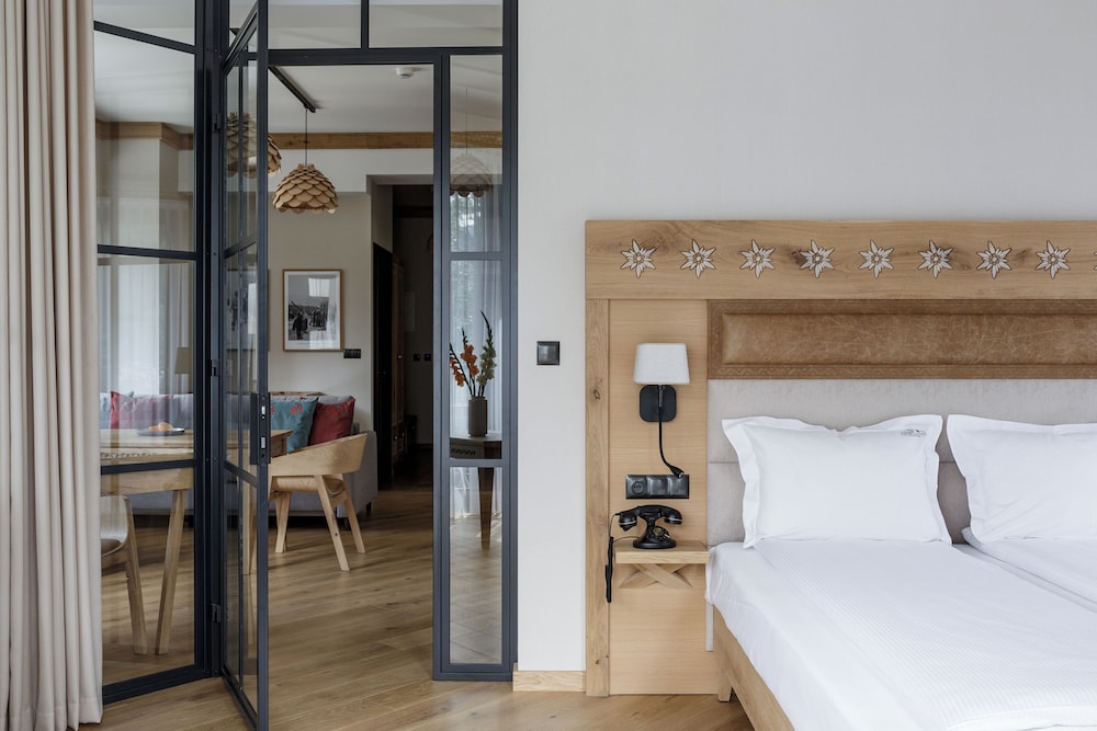 Executive Suite - Photo 2