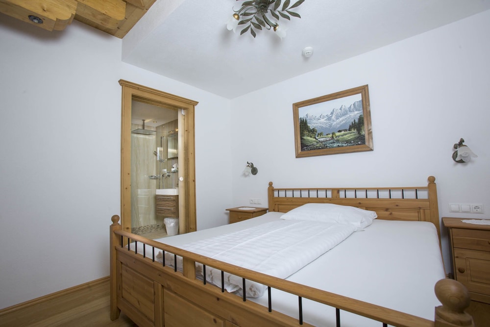Chalet, 3 Bedrooms, Balcony, Mountain View photo 2